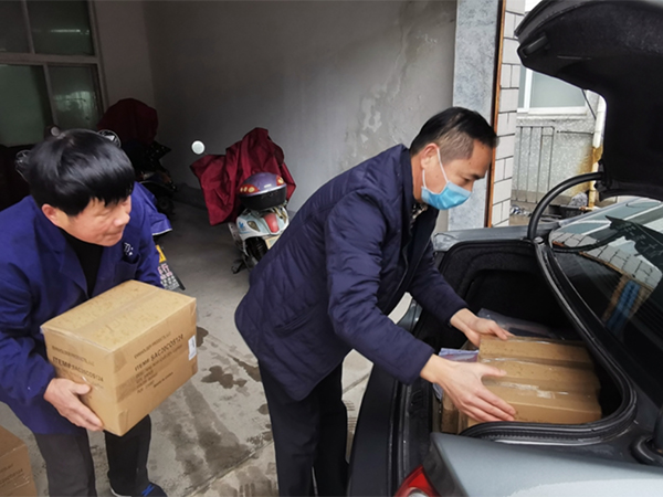 普力絲日(rì)化(huà)公司董事(shì)長(cháng)捐助1500瓶洗手液